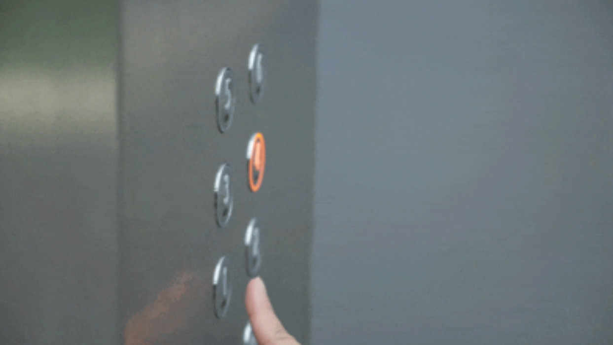 醫(yī)院電梯門為何總是單側(cè)開？真相原來(lái)藏在這！